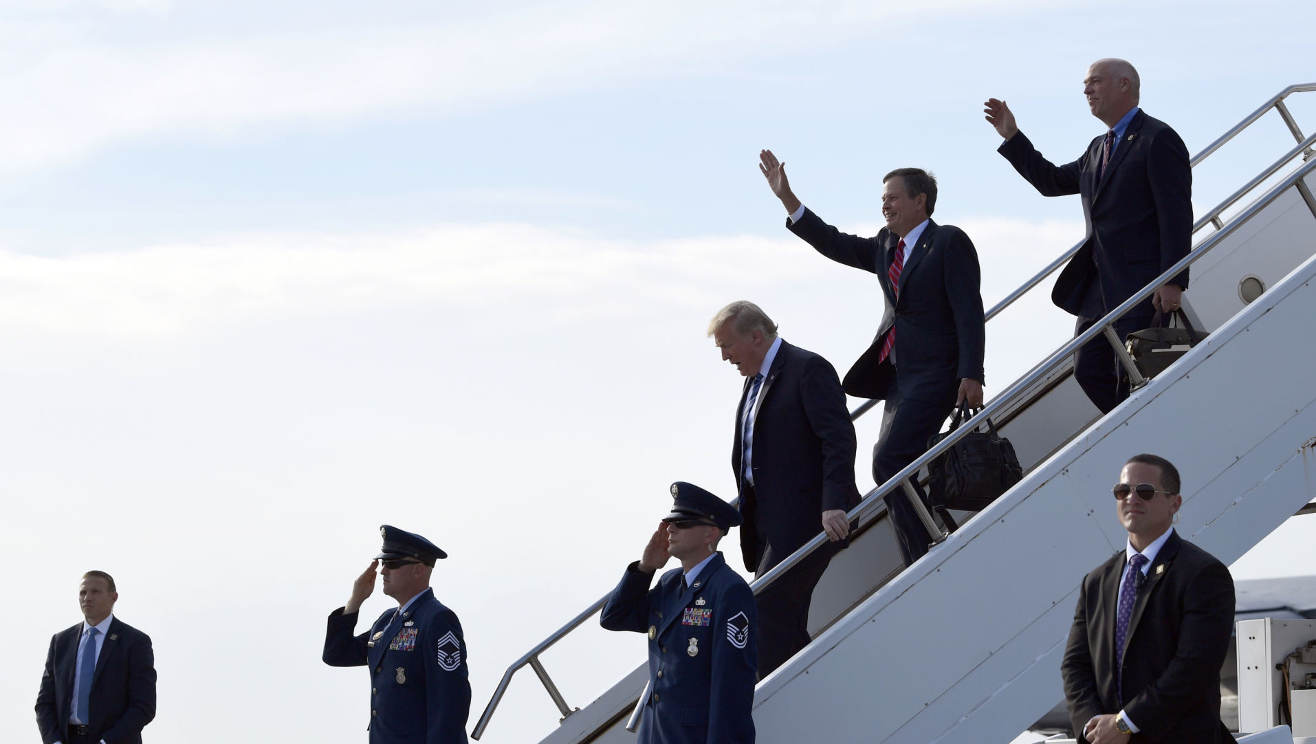 Trump walks off Air Force One